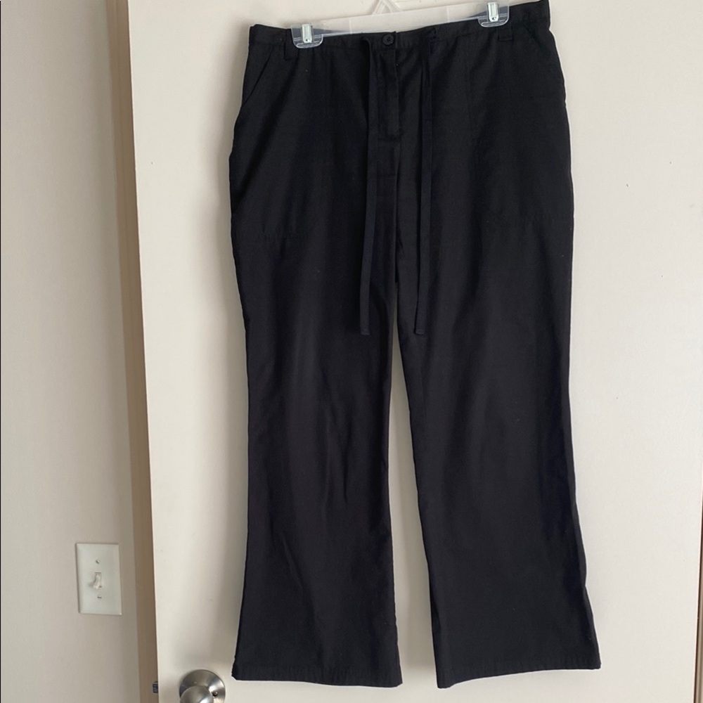 Black Ankle Cropped Pants with Sleek Design